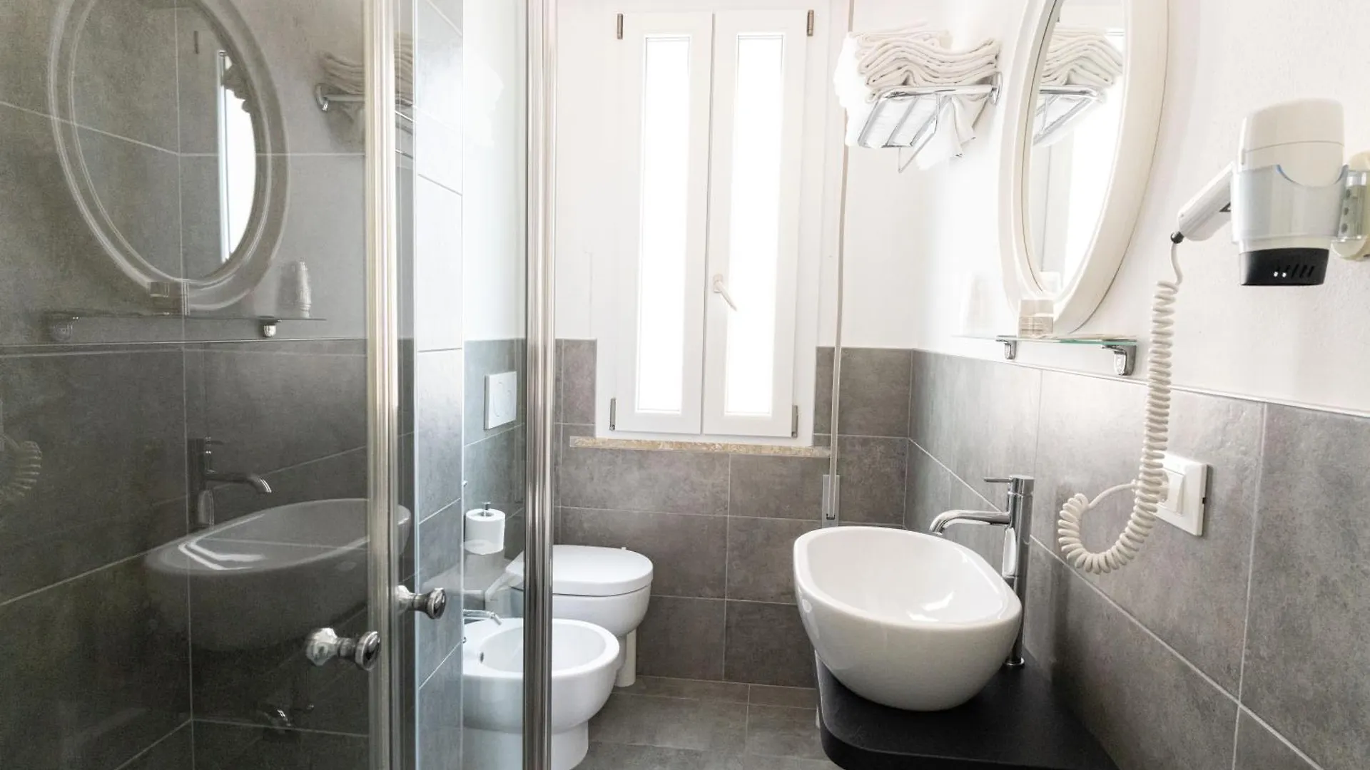 **  Hotel Eugenio Cesenatico Italien